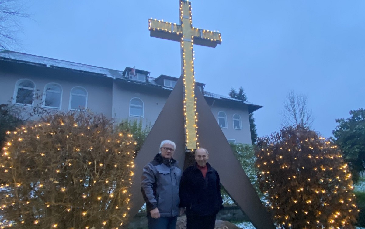 Horst Melde (rechts) kmmert sich Jahr fr Jahr ehrenamtlich darum, dass das Ehrenmal gepflegt und in der Weihnachtszeit beleuchtet ist. Mit Ortsbrgermeister Hubert Becher (rechts). (Foto: KathaBe) 
