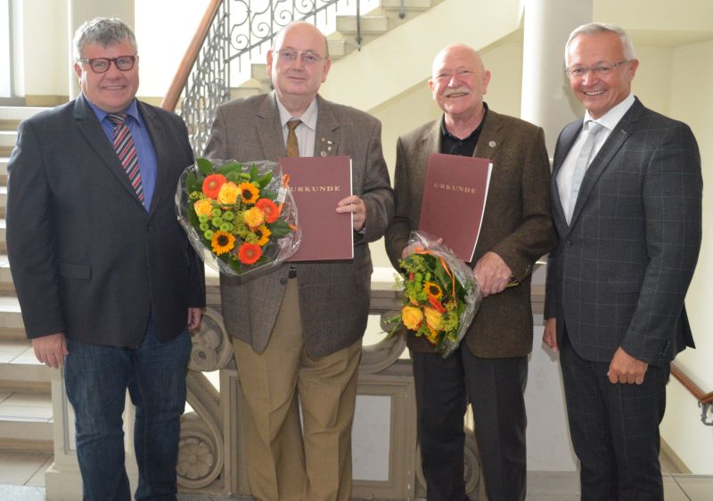 Landrat Achim Hallerbach (rechts) gratulierte Karl-Heinrich Hausen aus Linz (2.v.r.) und Detlef Krug aus Bad Hnningen (2.v.l.) im Namen des Landkreises Neuwied gemeinsam mit dem 1. Kreisbeigeordneten Michael Mahlert (links). Foto: Kreisverwaltung