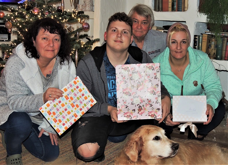 v.l.n.r. Ines Eutebach, Dominik Ketzer, Joachim Eutebach und Angela Heinrich nach dem Einpacken der letzten Geschenke kurz vor Weihnachten. (Foto: Ehrensache Betzdorf)