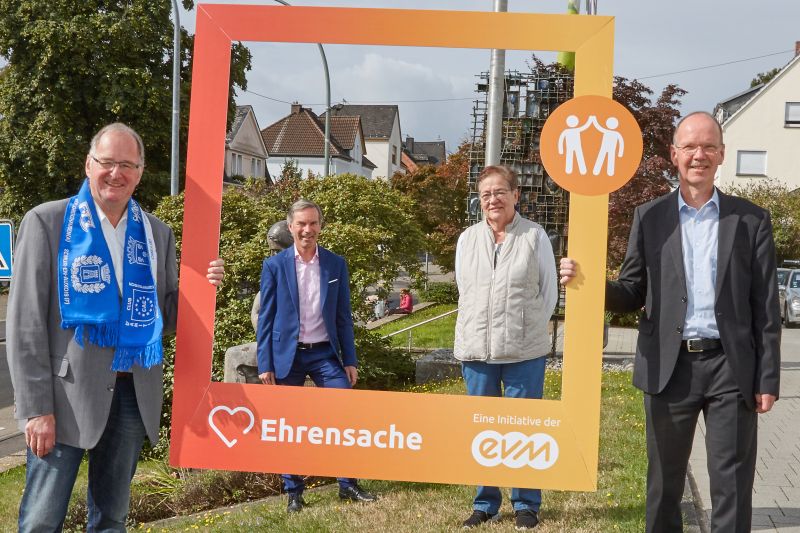 Norbert Rausch bergibt den Spendenbetrag zusammen mit dem Brgermeister Thilo Becker, an die Vertreter der beiden FrdervereineFoto: evm/Matthias Brand.