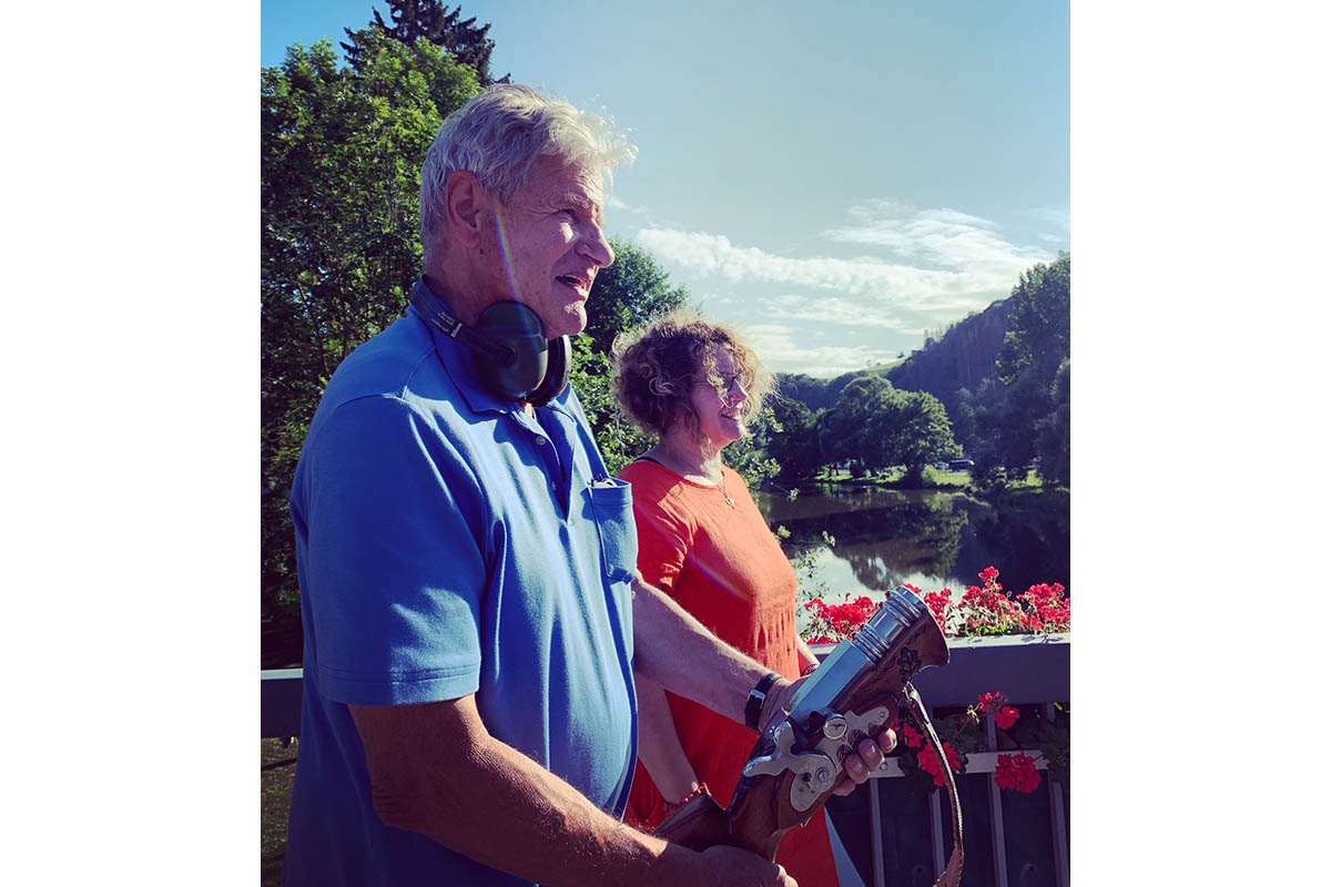 Den Ehrensalut mit dem Anbllern der Kirmes in Waldbreitbach feuerte dreimal der Ehrenbrudermeister der St. Sebastianus Schtzenbruderschaft Waldbreitbach, Justus Reiprich, assistiert von Tochter und amtierender Schtzenknigin Andrea Reiprich ab. Foto: Thomas Herschbach