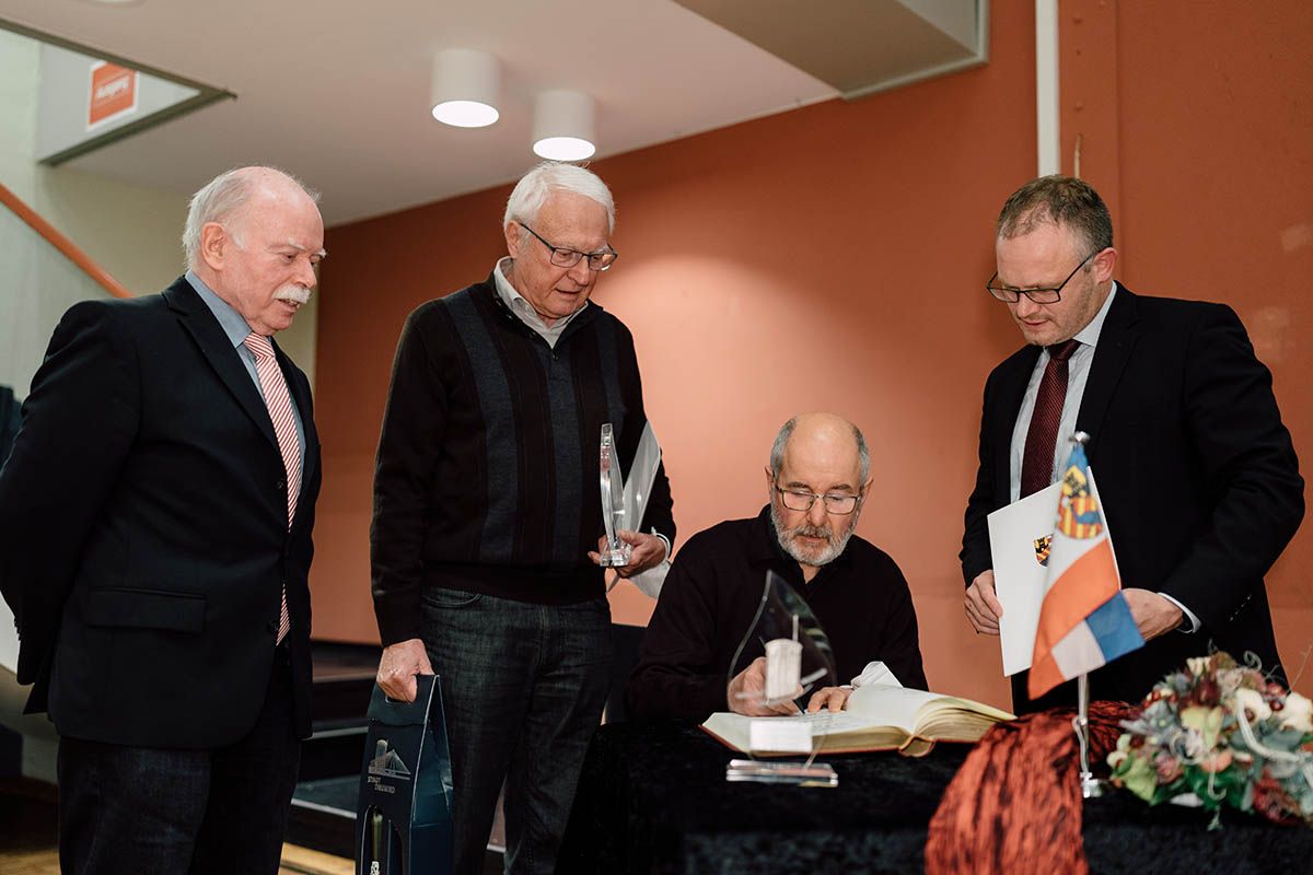 (v.l.) Adolf Geil (Ortsbeirat Engers), Gerhard Neumann (Ortsbeirat Rodenbach) und Walter Limbach (Ortsbeirat Irlich) und OB Einig. Foto: Stadt Neuwied/Simon Zimpfer