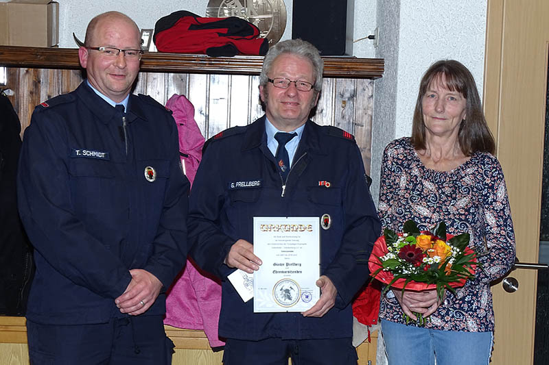 Gnter Prellberg (Mitte) wurde Ehrenvorsitzender. Fr Gattin Erika gab es einen bunten Blumenstrau. Es gratuliert der Vorsitzende Thorsten Schmidt (links). Fotos: Willi Simon