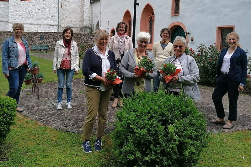 Anne Becker, Hannelore Halft und Anna Buslay (vordere Reihe von links) engagieren sich seit zehn Jahren in der Hospizbegleitung. Ihnen dankten die Hospizfachkrfte Cindy Stein, Gaby Fetthauer, Christiane Freymann, die Bildungsbeauftragte des Ambulanten Hospizes und Hospizvereins, Heidi Hahnemann, und Verena Krings-Ax (hintere Reihe von links) fr ihr Engagement. Foto: Hospizverein