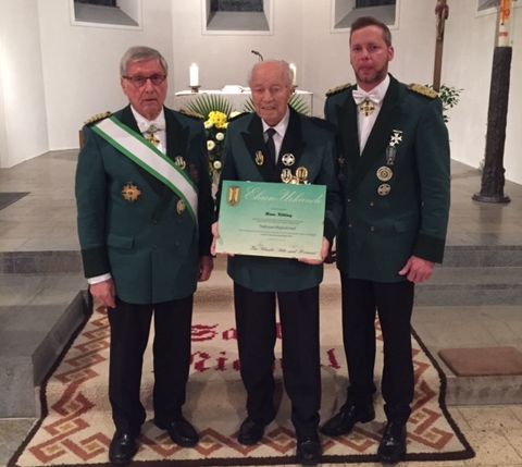 Ehrung 70 Jahre Mitgliedschaft Hans Ktting. Links: Ehrenbrudermeister Gnter Hammer, Mitte: Jubilar Hans Ktting, Rechts: Brudermeister Jrg Gries. Fotos: privat