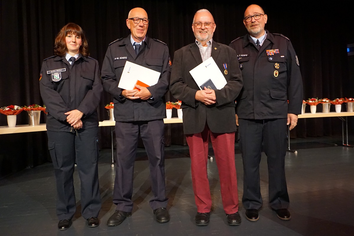 Vorstandsmitglied Heike Mller, Wehrleiter Heinz-Werner Schtz (v. links) und Verbandsvorsitzender Ralf Felix Kespe (re.) gratulieren Amtsrat a.D. Arnold Riebel zur besonderen Ehrung des Bundesfeuerwehrverbandes. (Fotos: Kerstin Guckert)