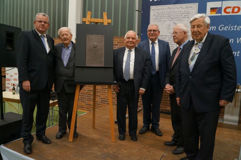 CDU-Kreisvorsitzender Dr. Andreas Nick MdB (v.l.n.r.) mit dem neu ausgezeichneten und den frher ausgezeichneten Plakettentrgern Heinz Schwarz, EVP-Prsident Joseph Daul, Dr. Werner Langen, Joachim Hrster und Gerhard Krempel. Foto: Veranstalter