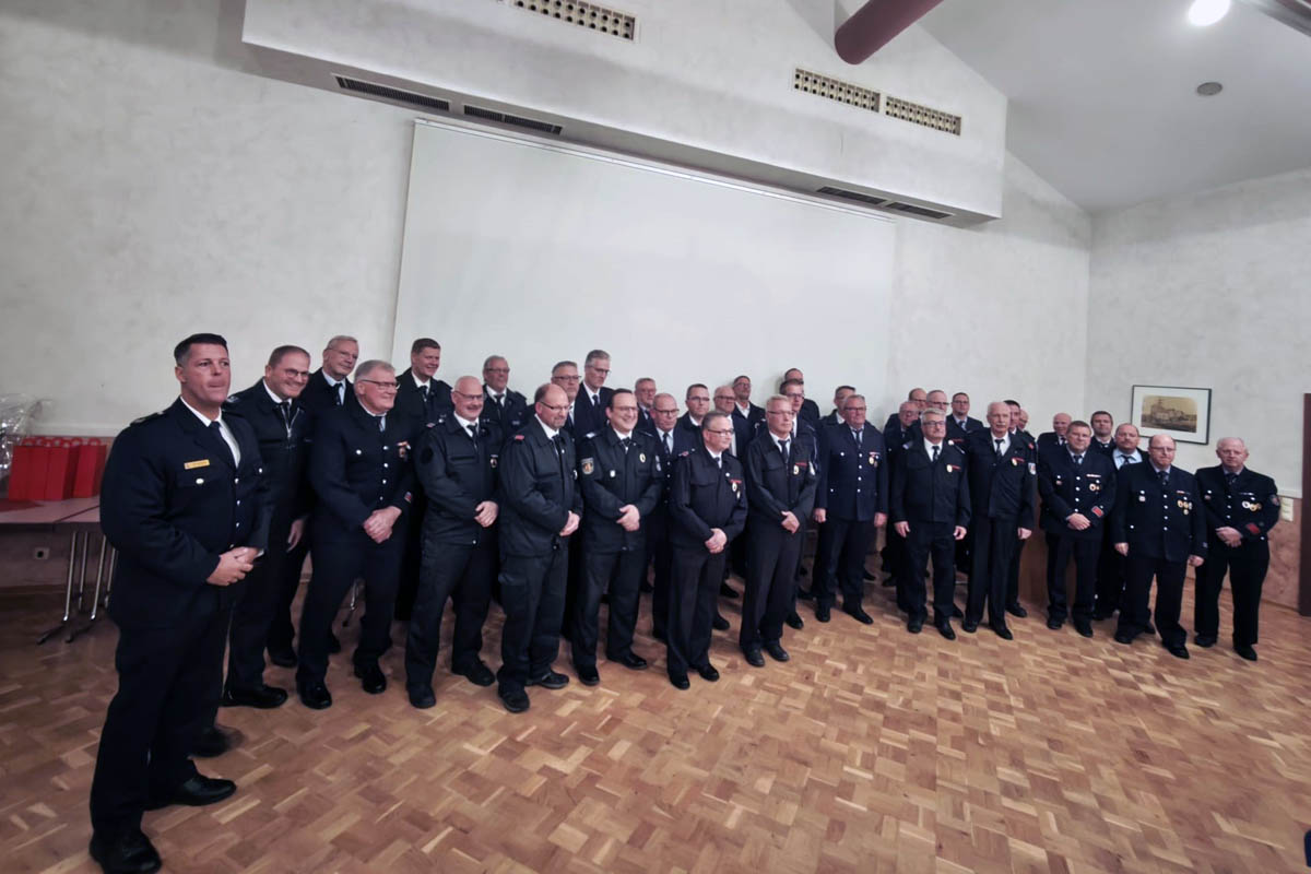 Alle geehrten mit dem Brand- und Katastrophenschutzinspekteur Bj�rn Jestrimsky (li.) (Fotos: kk�)