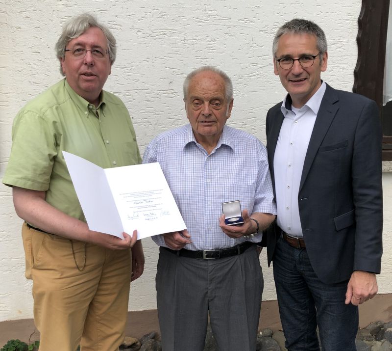 Michael Birk (links) und Hendrik Hering (rechts) bergeben die Willy-Brandt-Medaille an Gnter Fischer. Foto: privat