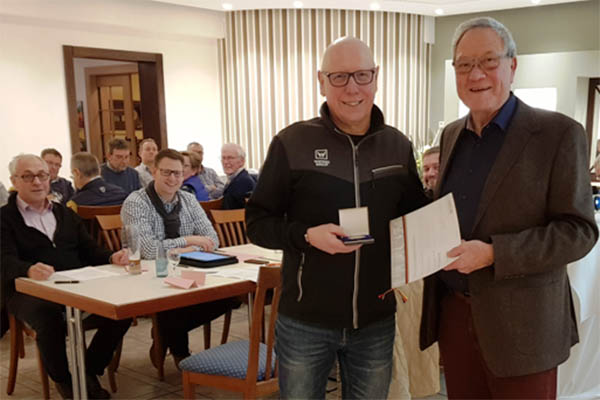 Ehrung von Helmut Hecking (stehend, links) durch Siegfried Schmied (stehend, rechts). Fotos: CDU
