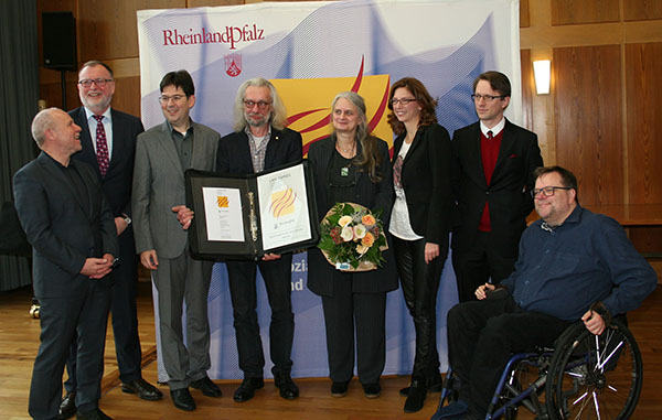 Im Bild Detlef Placzek, Prsident des Landesamtes fr Soziales, Jugend und Versorgung, Karl-Ernst Starfeld, Geschftsfhrer der Arbeitsagentur Neuwied, Neuwieds Sozialdezernent Michael Mang, Preistrger Klaus Zimmer, Regine Brder-Zimmer, Sozialministerin Sabine Btzing-Lichtenthler, Dr. Alexander Dombrowsky, Vorsitzender des Beratenden Ausschusses beim Integrationsamt, und Matthias Rsch, Landesbeauftragter fr Menschen mit Behinderung, bei der Preisverleihung (von links). Foto: Stadt Neuwied