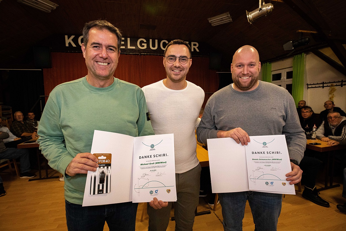 Kreisschiedsrichterobmann Lukas Heep (Mitte) ehrte seinen Vorgnger Michael Gro (links) und Dennis Schumacher als diesjhrige Preistrger im Kreis Westerwald-Wied bei der bundesweiten DFB-Aktion "Danke Schiri". (Foto: Andreas Egenolf)