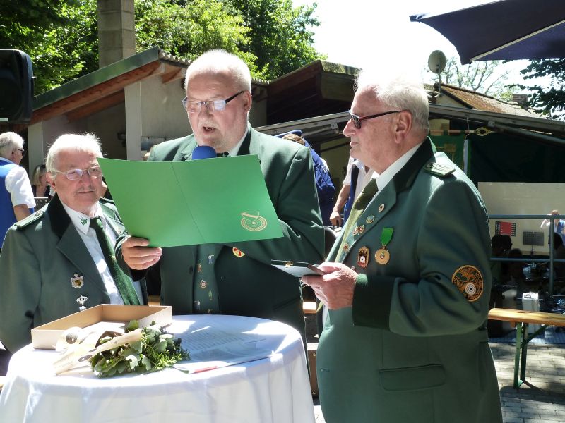 V.l.n.r.: 1. Vorsitzender Erwin Jakobs, Protektor Dittmar Gerwin und Siegfried Schfer. Foto: Joachim Dngen