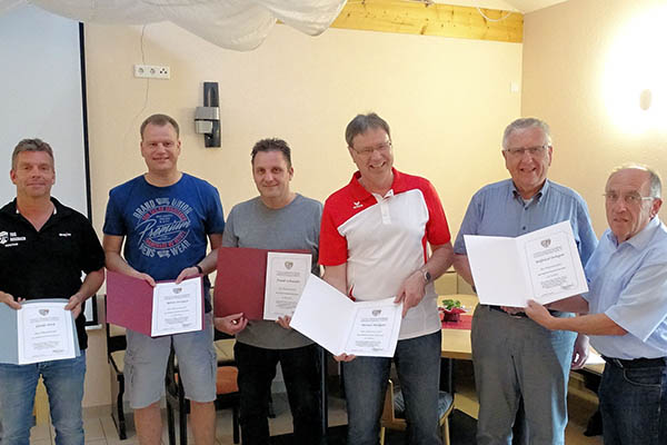 Ehrungen des Fuballverbandes Rheinland durch Willi Simon (rechts), Vorstandsmitglied im Fuballkreises WW/Sieg. (v.l.) Guido Birk; Bjrn Oettgen, Frank Schneider; Bernd Nllgen, Wilfried Oettgen. Foto: Willi Simon