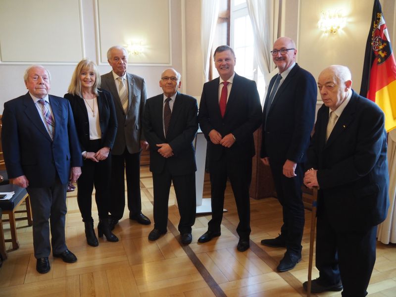 v.l.n.r. Theodor Elben, Kulturdezernentin Dr. Margit Theis-Scholz, Siegfried Krmer, Rolf Wst, SGD Nord Prsident Dr. Ulrich Kleemann, Jrgen Schwarzmann, Wilhelm Lehnard. Foto: Hermann Hnerfeld 