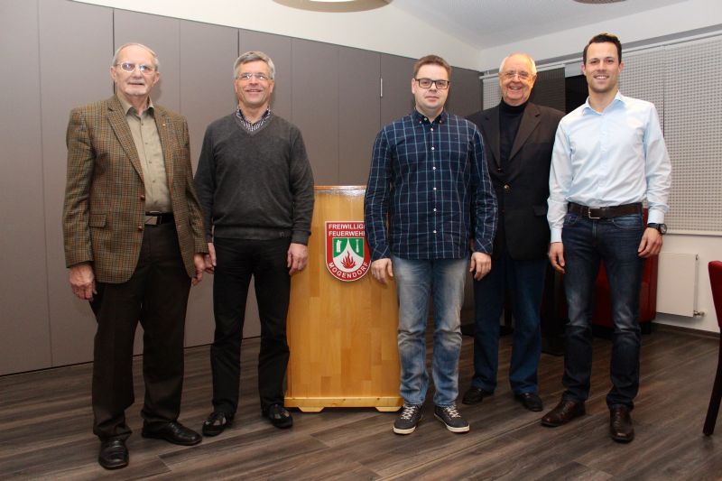 Ehrenvorsitzender Carl-Heinz Csar, das neue Ehrenmitglied Jrgen Strder, die geehrten Vereinsmitglieder Dirk Mller und Friedhelm Riemenschneider und der 1. Vorsitzende Dennis Strder (v.l.n.r). Foto: Dirk Strder