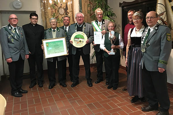 Schtzenknig Norbert Weber, Annelie Weber, Brgermeister Martin Lerbs, Pokalsiegerin Klara Tuber, Schiemeister Justus Reiprich, Ehrenscheiben-Sieger Sigwald Grahlow, 1. Brudermeister Thomas Over, Ehrenmitglied Herbert Vossenkaul, Prses, Pfarrer Marco Hartmann, 2. Brudermeister Martin Durst (von rechts). Foto: Thomas Herschbach