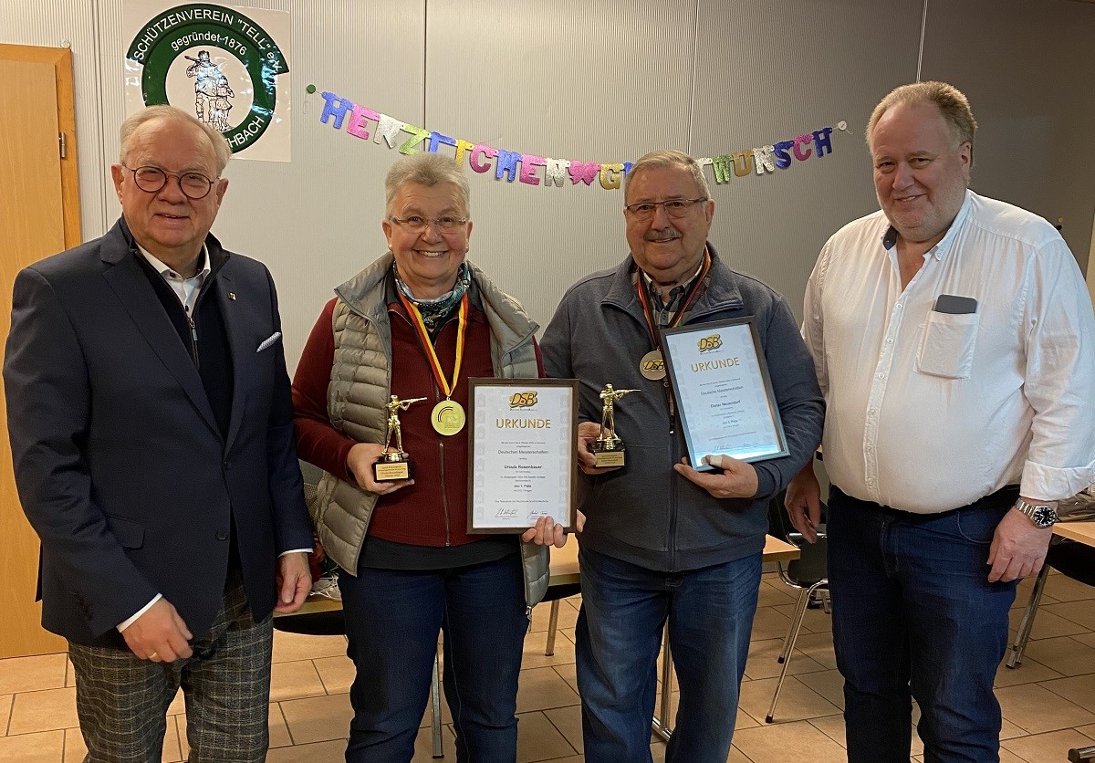 V.l.: Klaus-Jrgen Griese, Ursula Rosenbauer, Dieter Neuendorf, Joachim Spies. (Foto: Sportbeauftragter Schtzenverein SV-Tell-Kirchen)