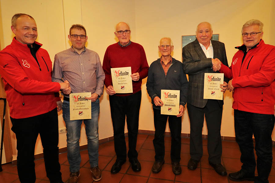 Vorstandsmitglied Roger Perne (links) und Prsident Lothar Schttler (rechts) konnten (von links) Frank Quirmbach, Alfred Lenz, Albrecht Klein und Gnter Frink fr ihre langjhrige Mitgliedschaft bei den Sportfreunden Eisbachtal auszeichnen. Fotos: Sportfreunde Eisbachtal