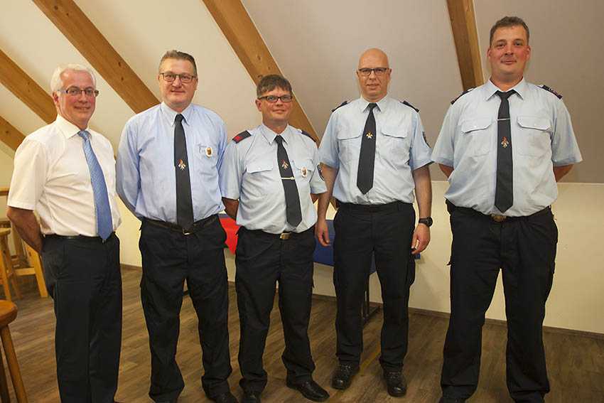 Gruppenbild mit den Geehrten: Volker Mendel, Jrg Eichner, Sascha Uwe Haase, Dirk Kuhl und Timo Runkel (von links). Foto: Feuerwehr VG Puderbach