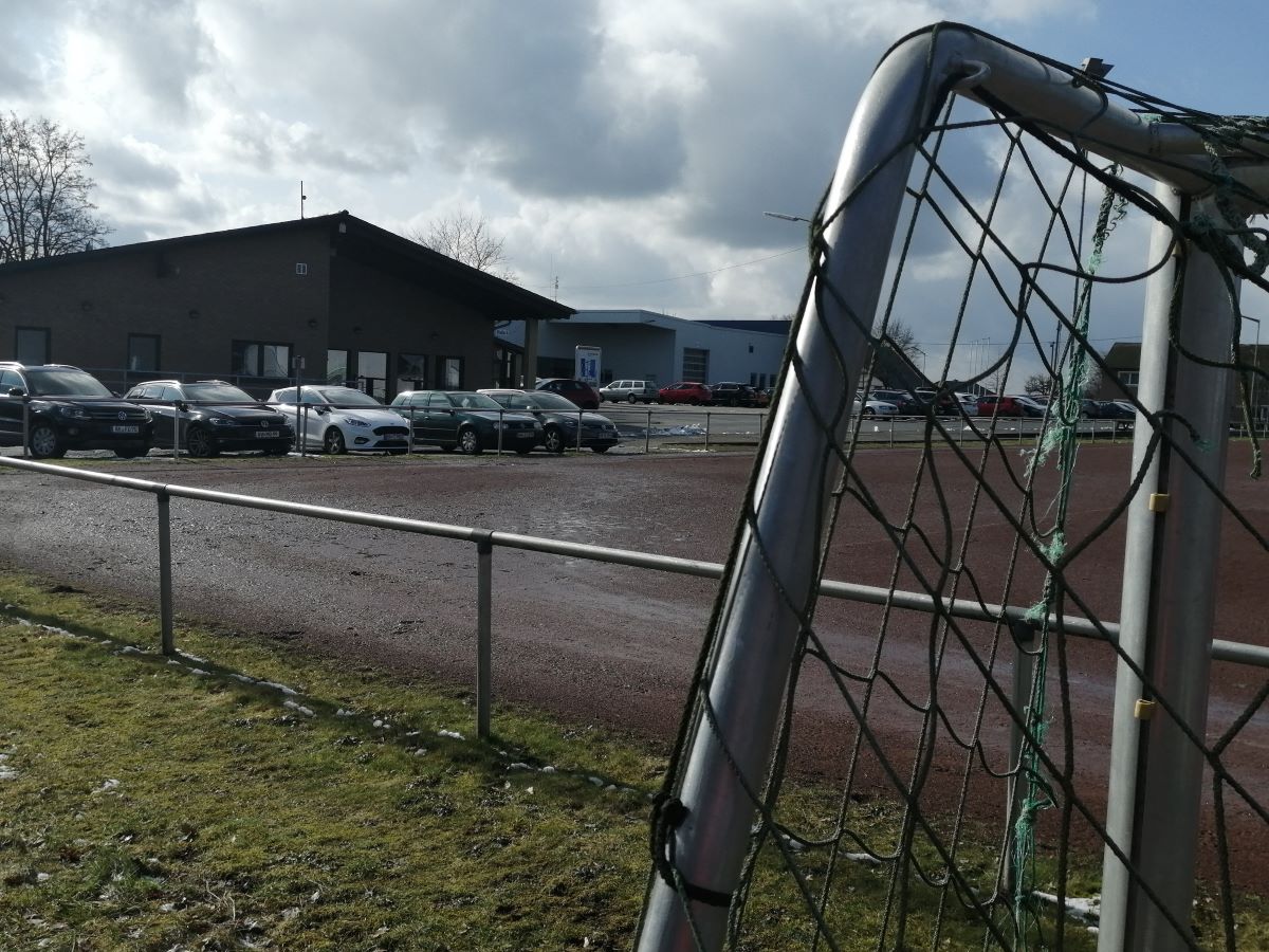 Bald haben sie ausgedient am alten Standort, der Sportplatz in Eichelhardt als auch das intensiv genutzte Dorfgemeinschaftshaus am linken Fotorand. (Foto: vh)