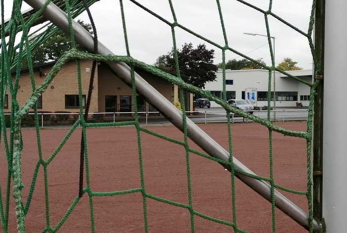 Sportplatz und Sportlerheim (links) mssen weichen, damit sich die Group Schumacher (hinten rechts) in Eichelhardt ausdehnen kann. (Foto: hak)