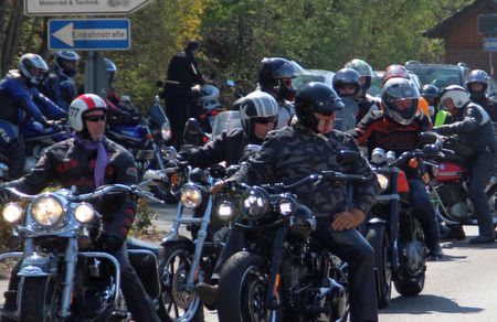 Ein Motorradkorso durch den frhlingshaften Westerwald gehrt fr die heimischen Zweiradfahrer nach einem Biker-Gottesdienst dazu. Am Sonntag, 27. Mai, 11 Uhr gibt es wieder einen Gottesdienst in Steinebach, zu dem auch Nicht-Biker  eingeladen sind. (Foto: Kirchenkreis/Archiv)