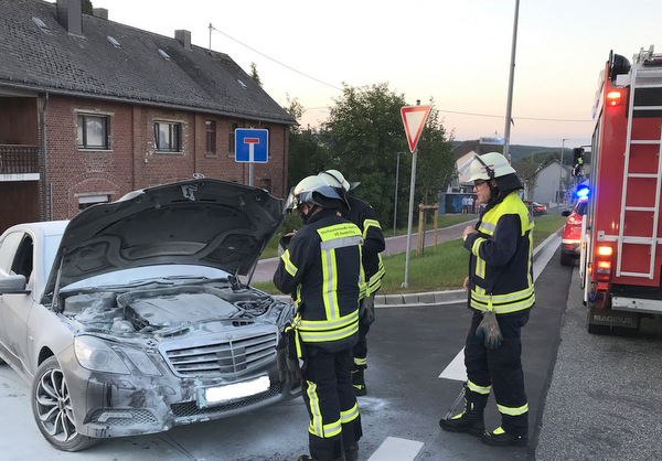 Ein kurzer Check mit der Wrmebildkamera. Der Brand ist gelscht. (Foto: Alexander Mller/Feuerwehr Hamm)