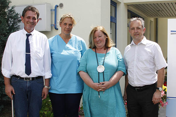 Renate Schoor (2. von rechts) ist neue Einrichtungsleiterin. Geschftsfhrer Marc Gabelmann (rechts) hie sie gemeinsam mit Pflegedienstleiterin Daniela Gut in ihrer neuen Einrichtung willkommen und dankte dem ehemaligen Leiter Bernd Kretzschmann fr seinen Einsatz. Foto: Franziska Sprenger