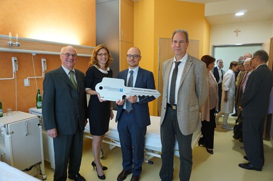 Von links: Rolf-Peter Leonhardt (Verwaltungsratsvorsitzender), Sabine Btzing-Lichtenthler (Gesundheitsministerin), Thomas Schulz (Geschftsfhrer), Michael Hamm (Architekt). Foto: Krankenhaus  
