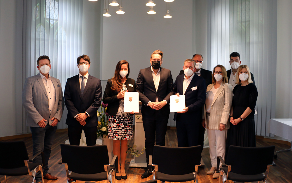 Andreas Barthold (Geschftsfhrung Alexianer), Dr. Max Schtzler, Sabine Raimund (Geschftsfhrung ViaSalus), Daniel Stich, Manfred Sunderhaus (Geschftsfhrung ViaSalus), Dr. Christoph Lerchen, Astrid Eisenberg (Pflegedirektorin), Peter Rompf (Referent, Ministerium fr Wissenschaft und Gesundheit), Carmen Elschner (Kaufmnnische Direktorin) bei der bergabe der Frderbescheide fr Digitalisierungsmanahmen. Fotos: Herz-Jesu-Krankenhaus Dernbach