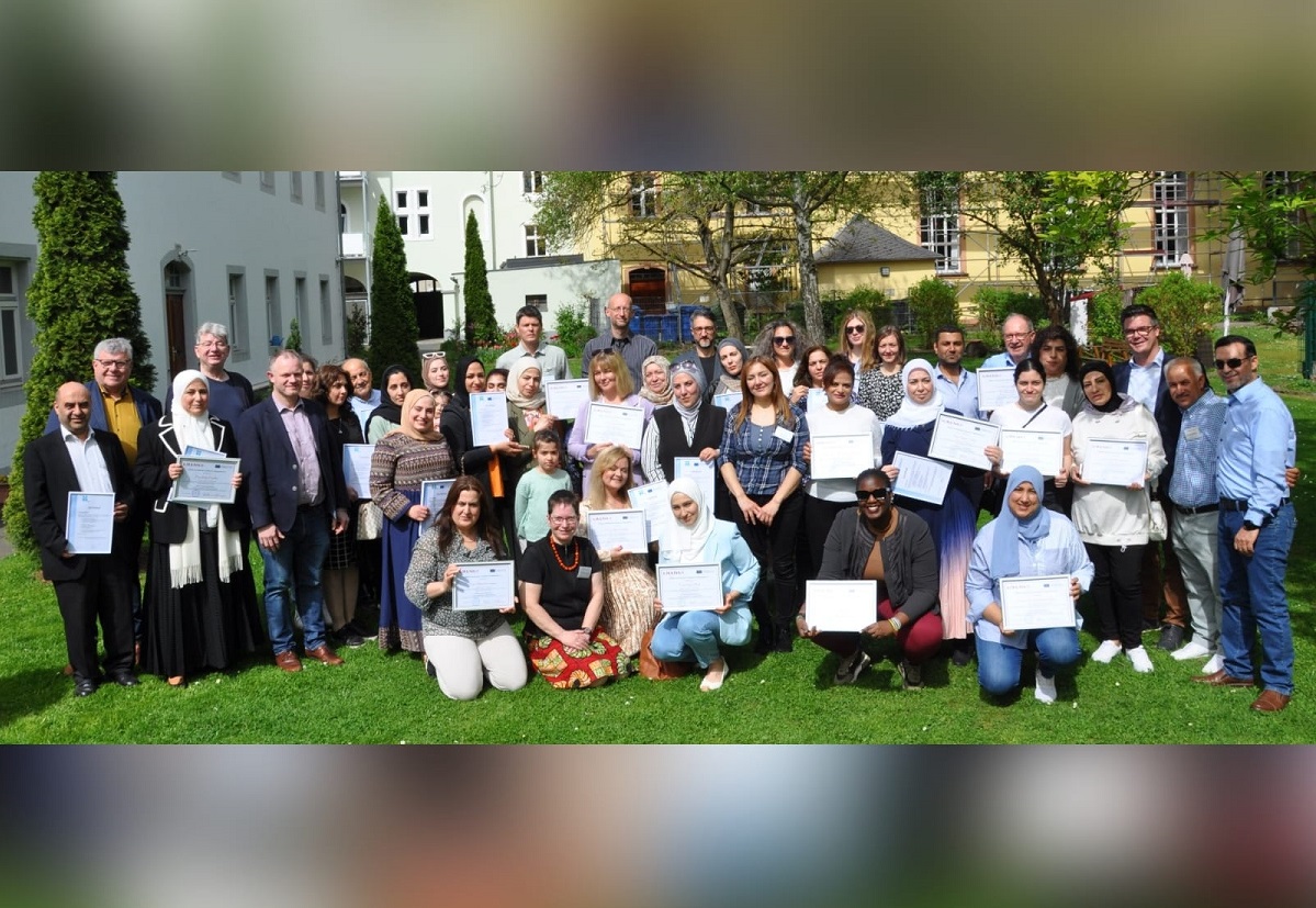 Ein wichtiges Ereignis fr die Teilnehmenden der Qualifizierungskurse fr Konfliktvermittler und Sprachmittler war die Zertifikatsverleihung im EIRENE-Garten. (Foto: Thorsten Klein)