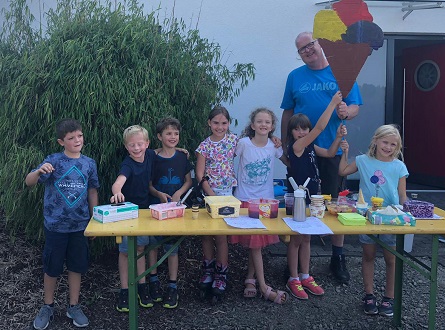 Kinder verkauften Eisbecher Birkenbhl fr den guten Zweck