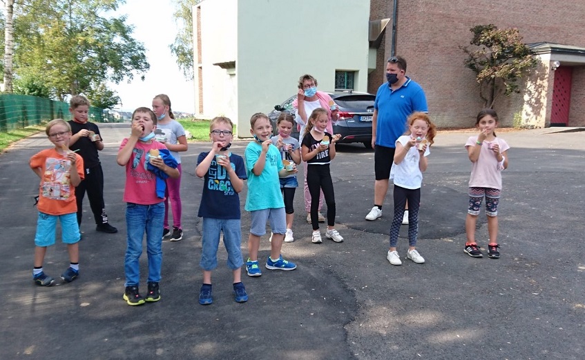 Eis macht bekanntlich glcklich! 102 Mal se Abwechslung gesponsert vom Frderverein der Kita und der Grundschule zauberten strahlende Augen in die Gesichter der Kinder. Lehrerin Marita Heine und Florian Klsch (Vorsitzender des Frdervereins) gemeinsam mit einigen der frhlichen Kinder. (Fotos: privat)