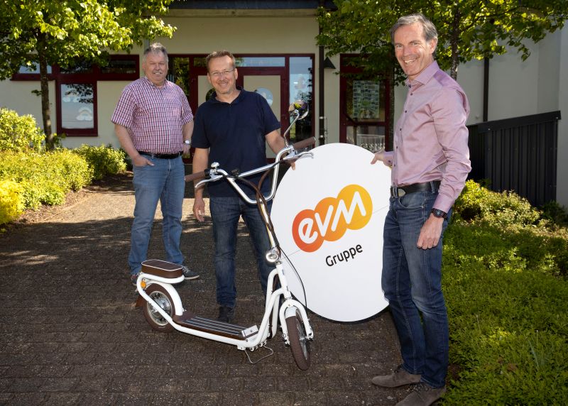 Ortsbrgermeister Michael Wisser und Ratsmitglied Christian Nilges freuen sich ber den E-Roller, den sie fr die Gemeinde Bellingen beim evm-Zukunftsforum gewonnen haben. berreicht wir der Gewinn von evm-Kommunalbetreuer Norbert Rausch. Foto: evm/Rder-Moldenhauer