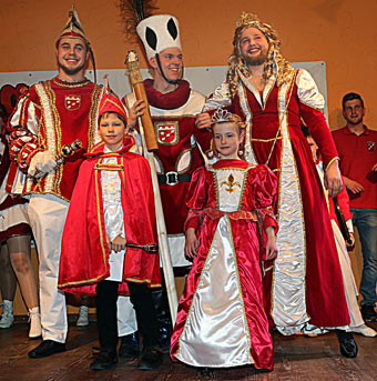 Das Dreigestirn mit Prinz Fabian I., Bauer Nick I. und Jungfrau Joanna I. (von links), davor das Kinderprinzenpaar Jonah Panzer und Frieda Zller. Fotos: anna   