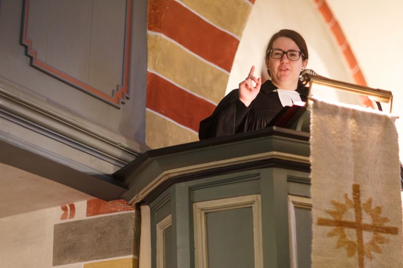 Die neue Pfarrerin der Evangelischen Kirchengemeinde Hchstenbach, Elisabeth Huhn, predigt whrend ihres Ordinationsgottesdienstes. Fotos: Peter Bongard