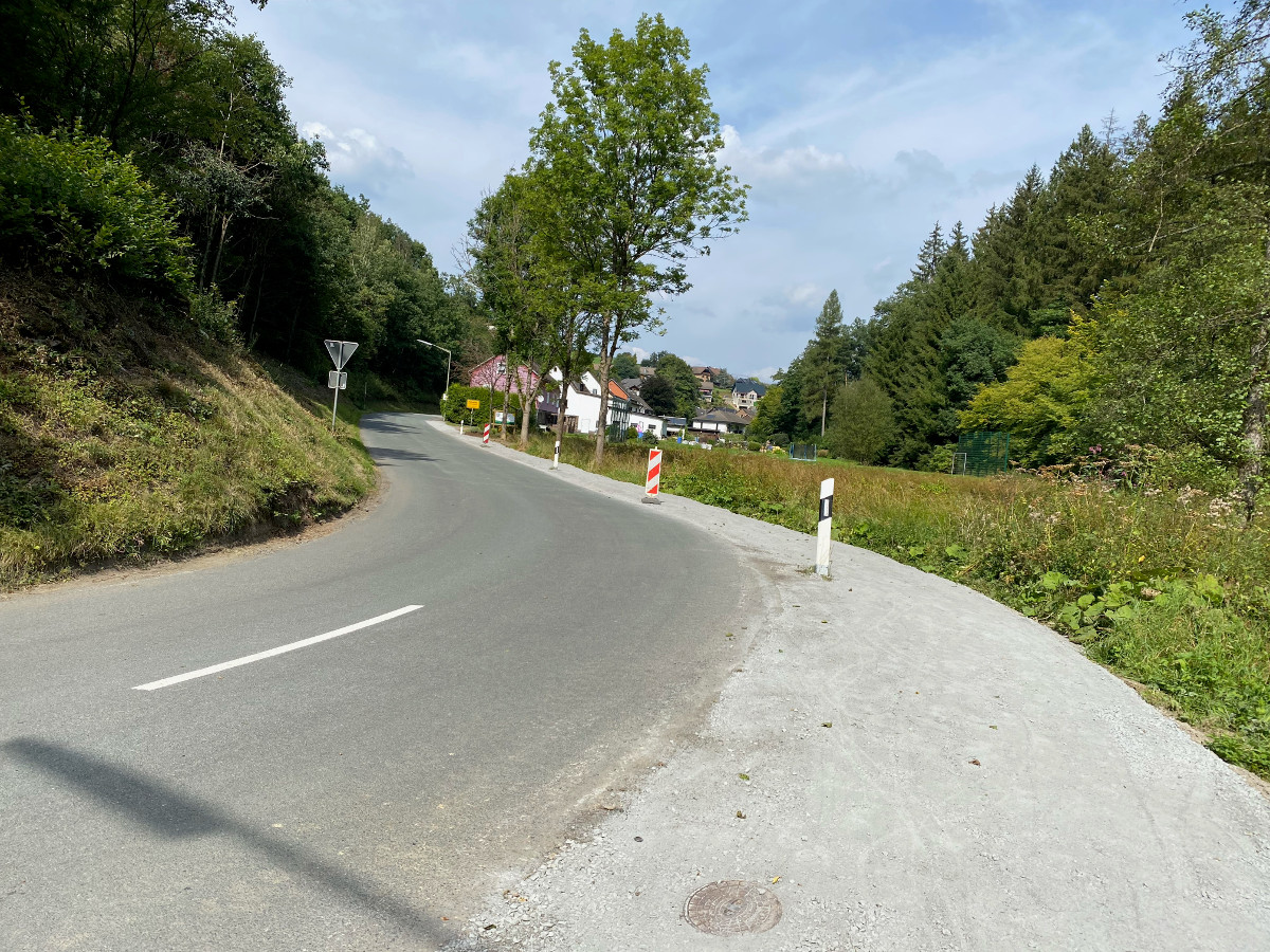 Der neue Fuweg mit wassergebundener Oberflche sorgt fr mehr Sicherheit der Fugnger im Ortsteil Elkhausen. (Foto: KathaBe)
