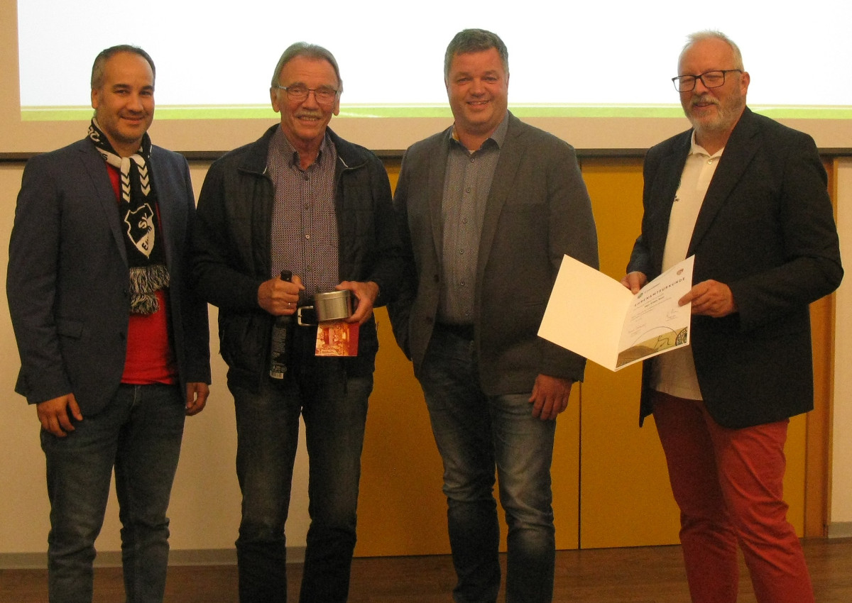 Von links: Clemens Hasni (Geschftsfhrer SV Ellingen), Erwin Kaul, Marco Schtz (Vizeprsident FV Rheinland) und Mike Leibauer (Vorsitzender Fuballkreis Westerwald/Wied).(Foto: Vereinsarchiv)