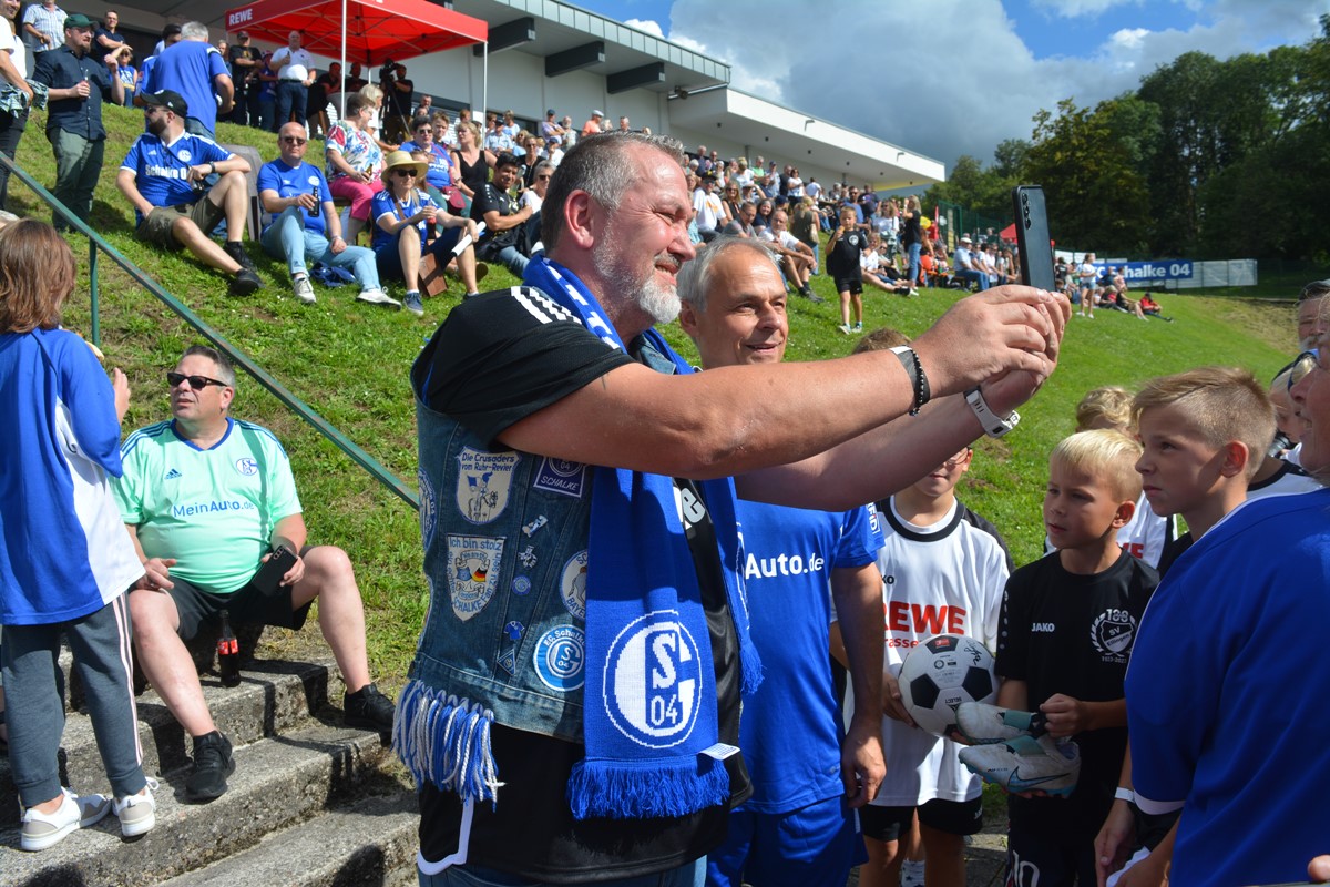 Schalke 04 war zu Gast: Fußballfest mit mehr als 800 Besuchern stieg in Straßenhaus