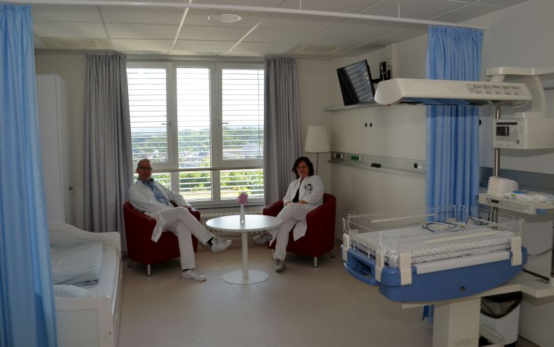 Probewohnen: Das Chefarzt-Duo Dr. Doris Fischer und Prof. Dr. Alex Veldman im neuen Eltern-Kind-Zimmer. Fotos: St. Vincenz