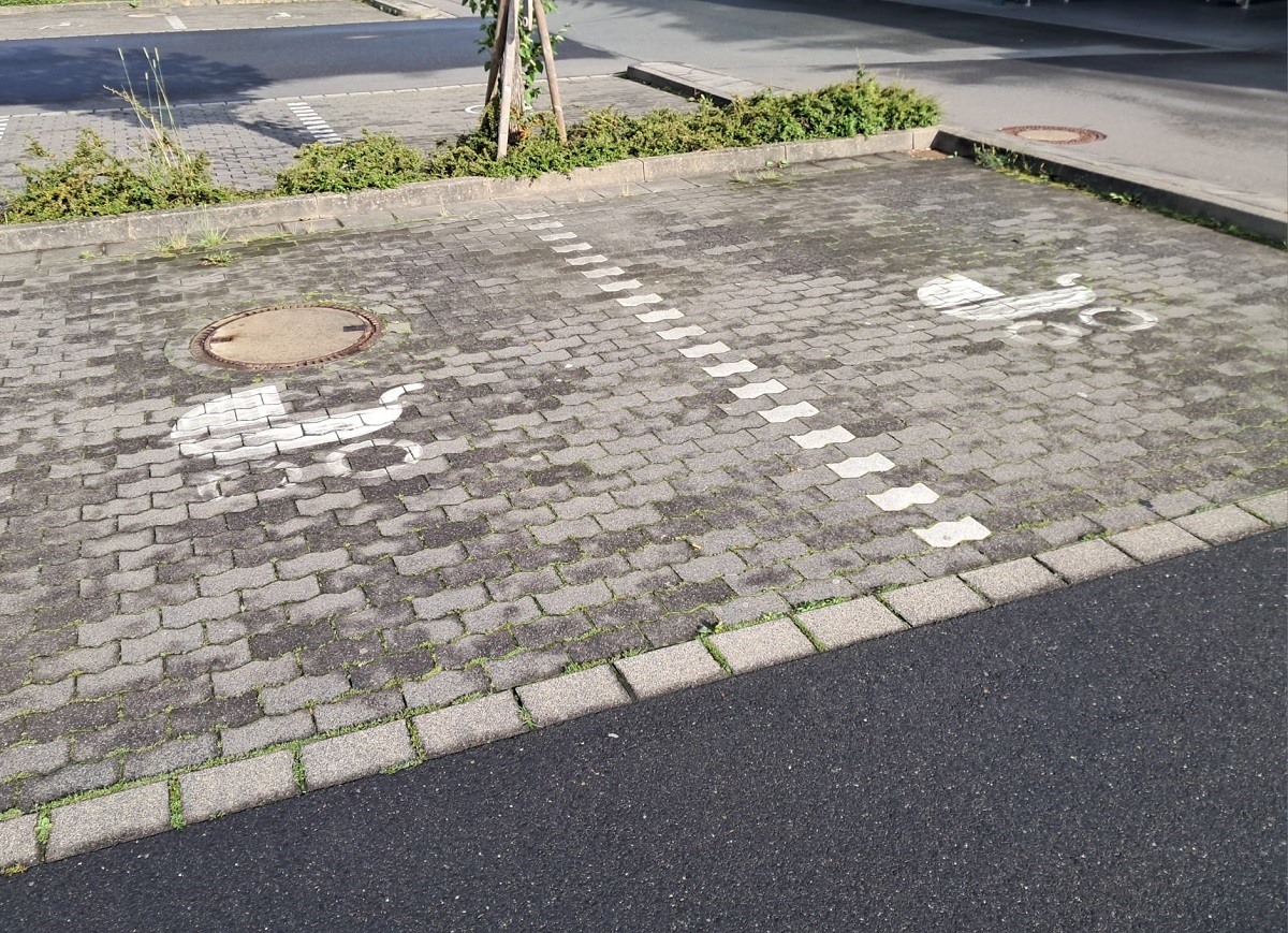 Vor vielen Gesch�ften sind Eltern-Kind-Parkpl�tze ausgewiesen. (Foto: rm)