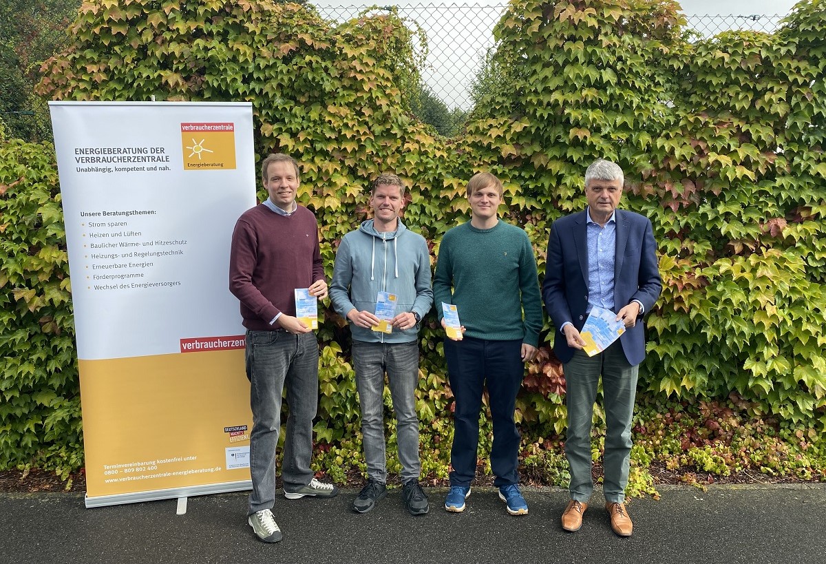 Von links: Herr Michael Benken (Verbraucherzentrale Rheinland-Pfalz), Thomas Siry  (Klimaschutzmanager der VG), Mark Specht (Energieberater der Verbraucherzentrale) und Klaus Mller (Brgermeister der VG). (Foto: VG Selters).