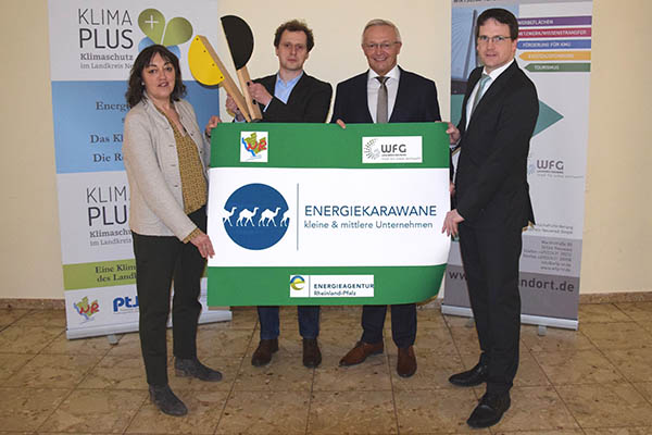 Landrat Achim Hallerbach (2.v.re.) startet zusammen mit Peter Mller (2.v.li.), Energieagentur Rheinland-Pfalz, Harald Schmillen (1.v.re), Geschftsfhrer Wirtschaftsfrderungsgesellschaft Landkreis Neuwied und Priska Dreher(1.v.li), Stabstelle Energie, Klima und Umwelt, Landkreis Neuwied die Energiekarawane fr kleine und mittlere Unternehmen. 