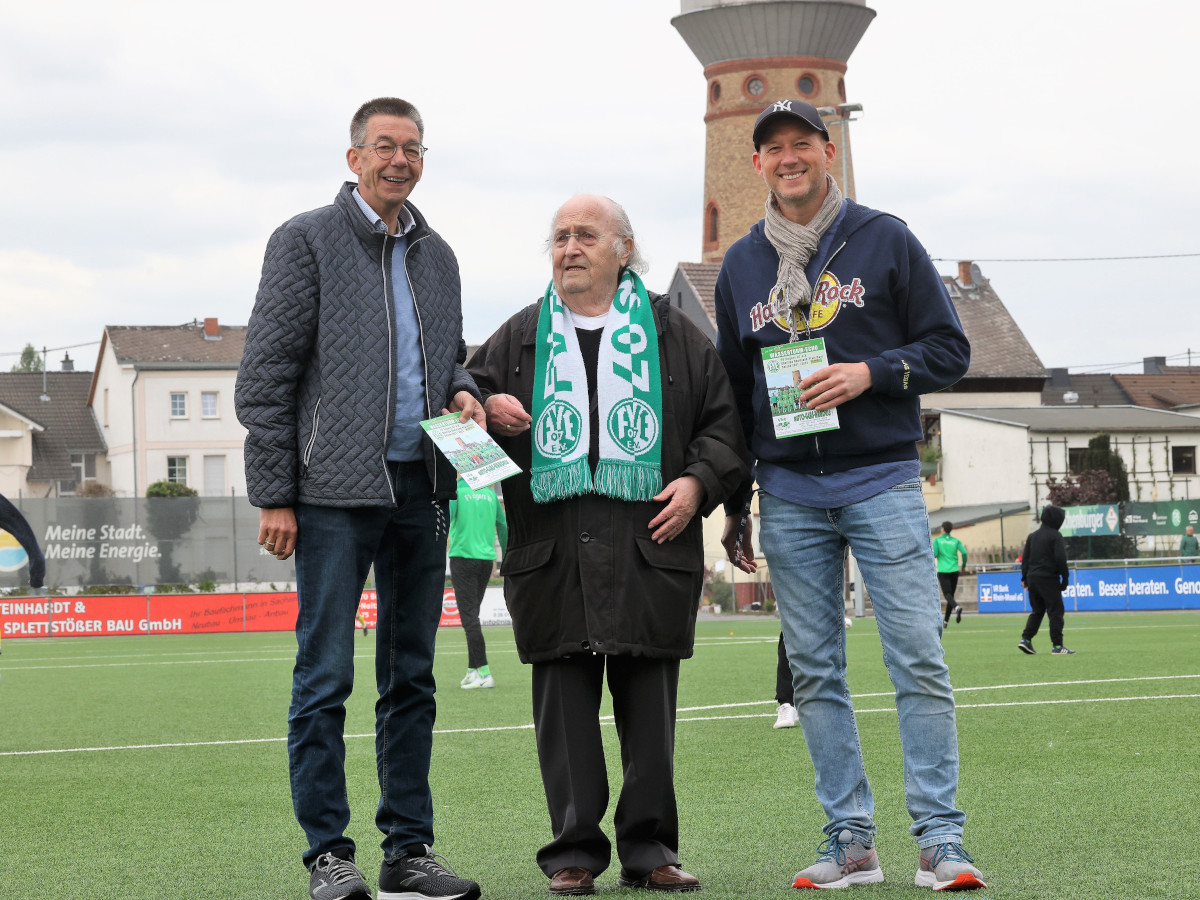 Helmut Zimmer mit dem FVE-Vorsitzenden Martin Hahn (links) und FVE-Geschftsfhrer Patrick Twardy (rechts). (Foto: red)