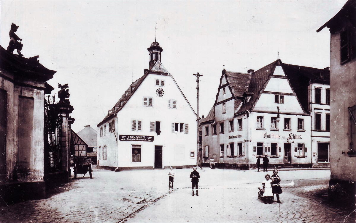 Die Aufnahme zeigt das Alte Rathaus in Engers um das Jahr 1900. (Foto: Privat)