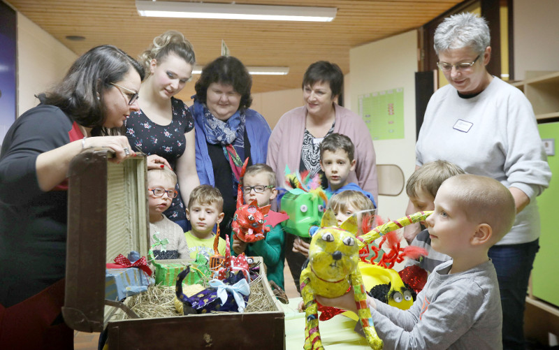 Die Integrative Kindertagessttte der Lebenshilfe Neuwied prsentiert eine farbenfrohe Plastiktierwelt. Foto: Privat