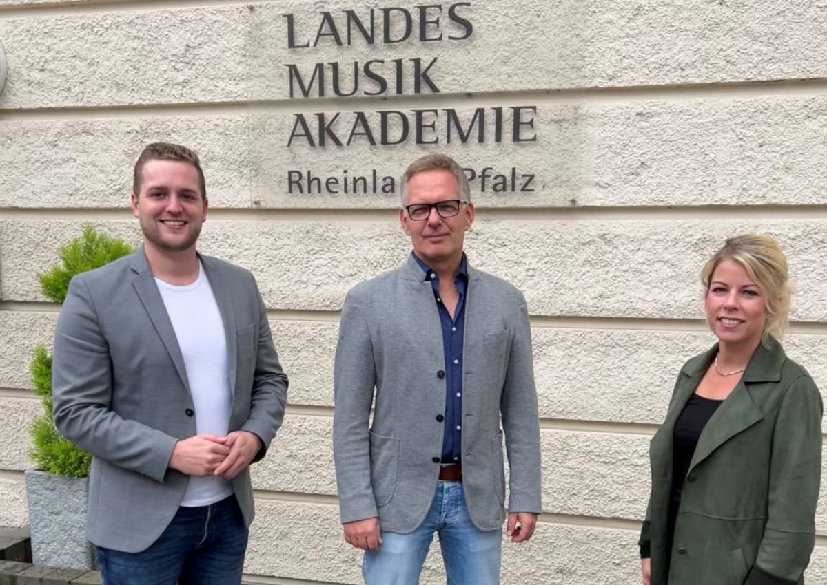 Landtagsabgeordnete Lana Horstmann (rechts) und MdB Martin Diedenhofen (links) gemeinsam mit dem Leiter der Landesmusikakademie, Rolf Ehlers (Mitte), beim Vor-Ort-Termin. (Foto: Wahlkreisbro Lana Horstmann)