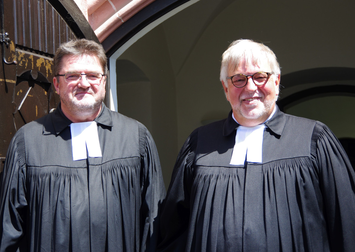 Superintendent Detlef Kowalski (links) verabschiedete Pfarrer Ohlendorf in den Ruhestand. (Foto: privat)