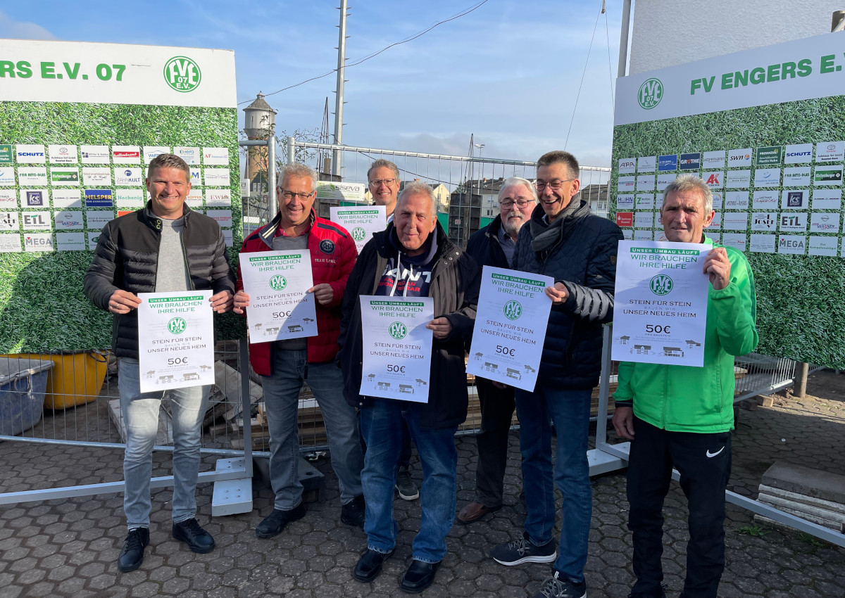 Die Verantworlichen des FV Engers hoffen auf Untersttzung bei der Erweiterung des Vereinsheims. Unser Bild zeigt (von links) Eugen Schfer, Ralf Distelkamp, Henning Wirges, Kalle Pieper, Ortsvorsteher Dieter Neckenig, Martin Hahn und Joachim Splettster. (Fotos: Verein)